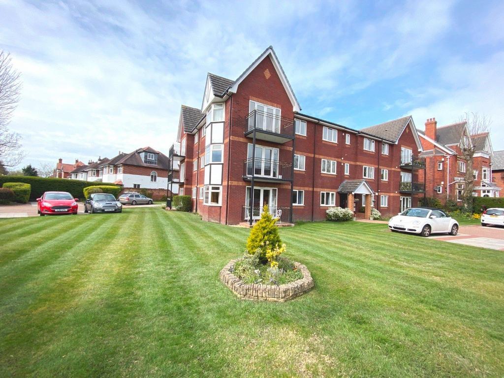 The Pines, Preston Road, Southport, PR9 2 bed apartment £875 pcm (£
