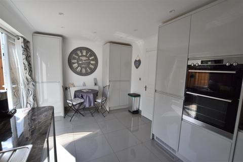 11 Chineham Close, Fleet, GU51 1BE