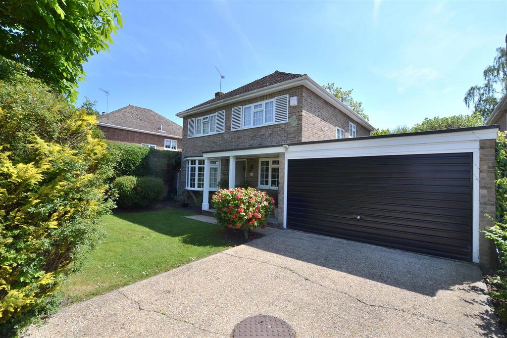 Williams Way, Fleet GU51 4 bed detached house £800,000