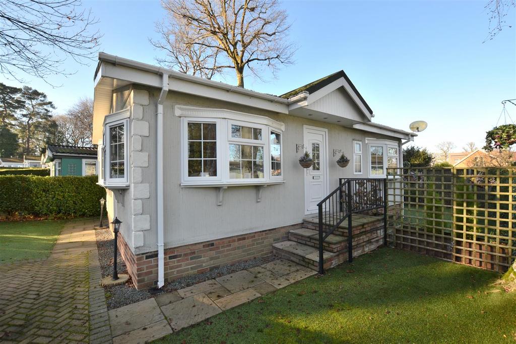 Rowan Dale, Grange Estate, Fleet GU52 2 bed mobile home for sale £250,000