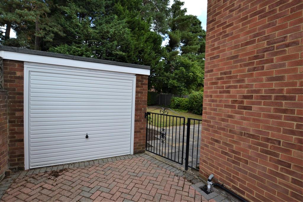 Garage .JPG