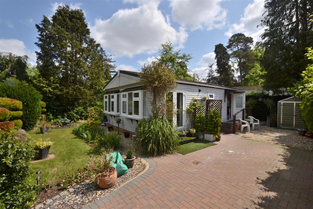 Rustic Glen, Grange Estate, Fleet GU52 2 bed mobile home for sale £