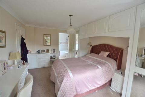 12 Award Road, Church Crookham, Fleet, GU52 6HE