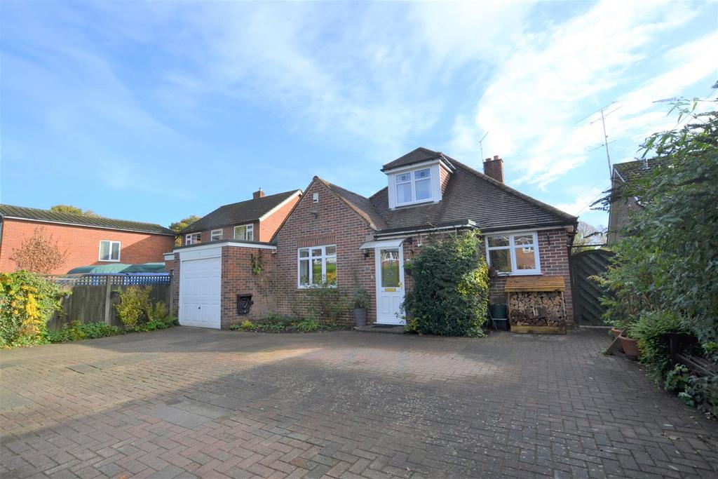 Pondtail Road, Fleet GU51 5 bed house £750,000