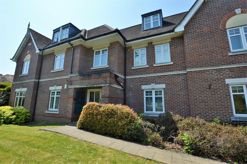Fleet Road, Fleet GU51 2 bed apartment for sale £250,000