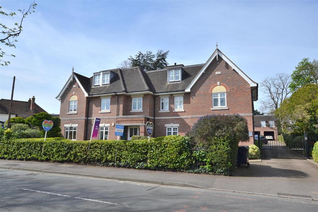 Fleet Road, Fleet GU51 2 bed apartment for sale £230,000
