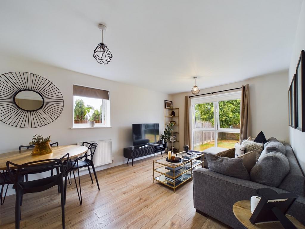 Cooks Way, Hitchin, SG4 2 bed apartment for sale £295,000