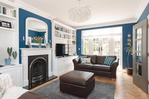 27 Wallace Fields, Epsom, KT17 3AX