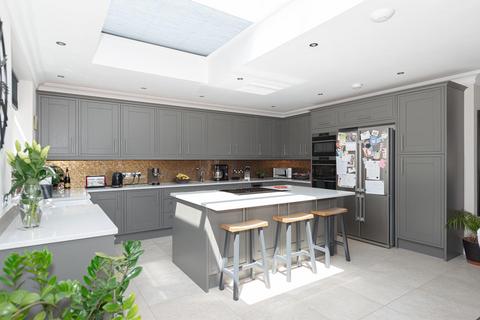 27 Wallace Fields, Epsom, KT17 3AX