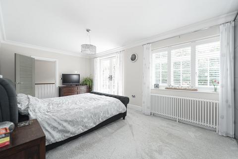 27 Wallace Fields, Epsom, KT17 3AX