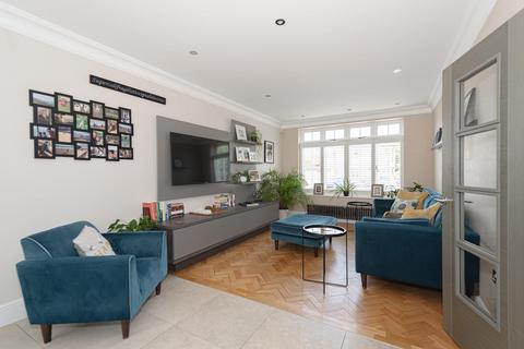 27 Wallace Fields, Epsom, KT17 3AX
