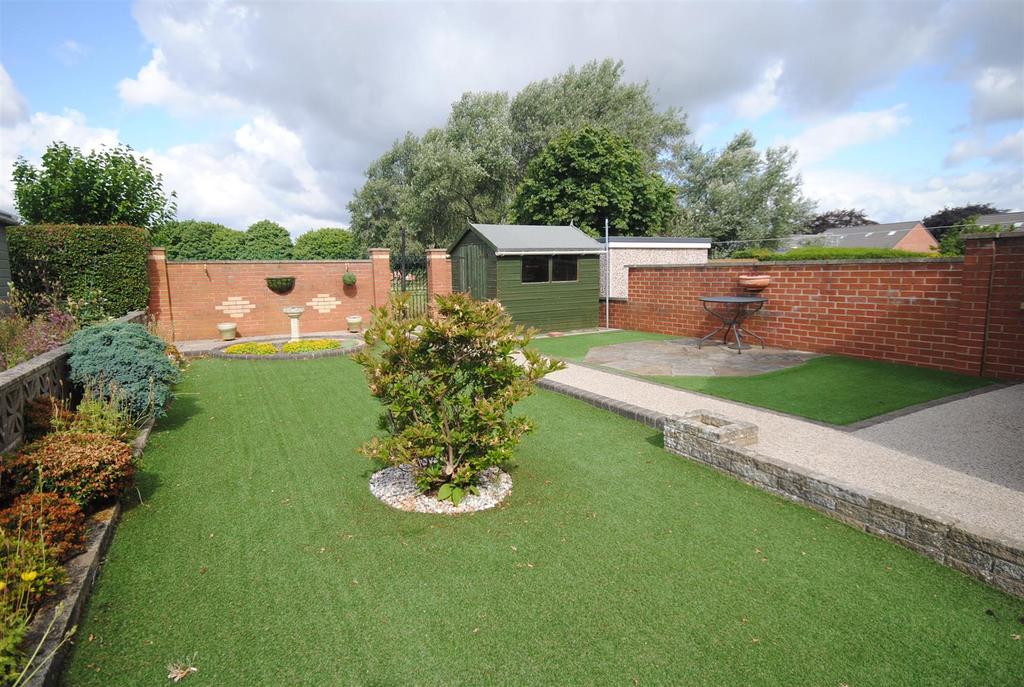 26lowthergrovegarden2.JPG