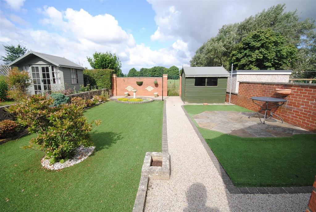 26lowthergrovegarden.JPG