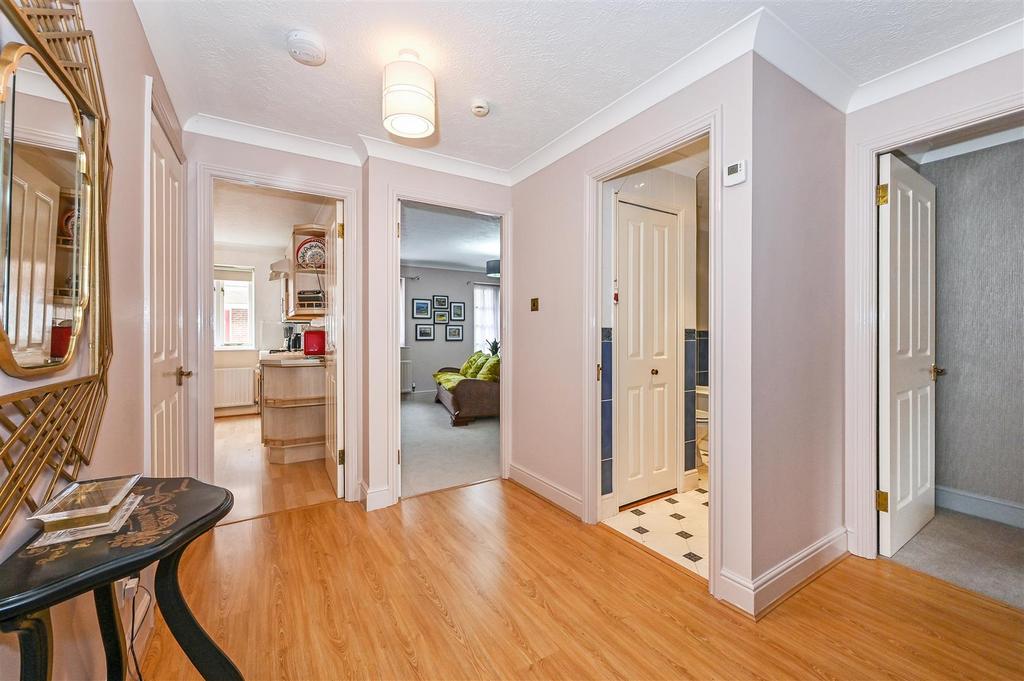 Peter Weston Place, Chichester 2 bed apartment £250,000