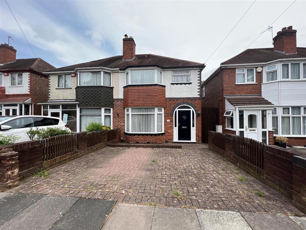 Turnberry Road, Great Barr, Birmingham 3 bed semidetached house for