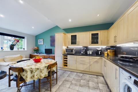 25 Farnborough Crescent, South Croydon, CR2 8HA