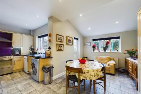 25 Farnborough Crescent, South Croydon, CR2 8HA