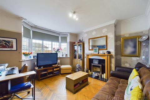 25 Farnborough Crescent, South Croydon, CR2 8HA