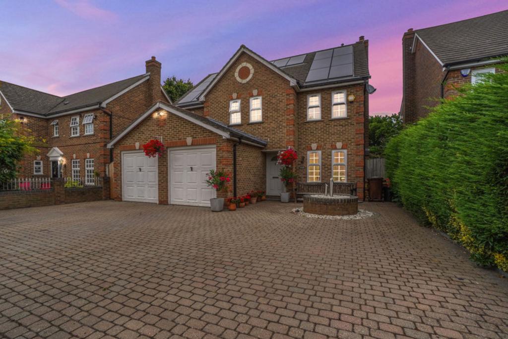 Five Oaks Shipwrights Drive, Benfleet, SS7 5 bed detached house for