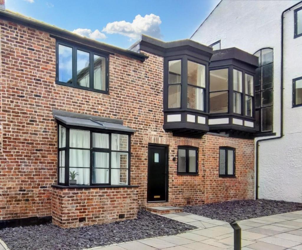 Tabley Manchester Tabley Mews, Altrincham 1 bed terraced house - £1,175 pcm (£271 pw)