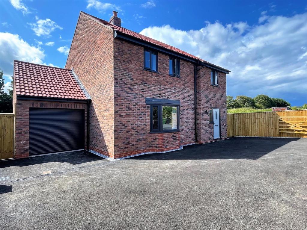 West End View, Cayton, Scarborough 3 bed detached house for sale £350,000