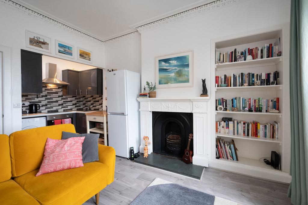 68 Portobello High Street, Edinburgh 1 bed flat £995 pcm (£230 pw)
