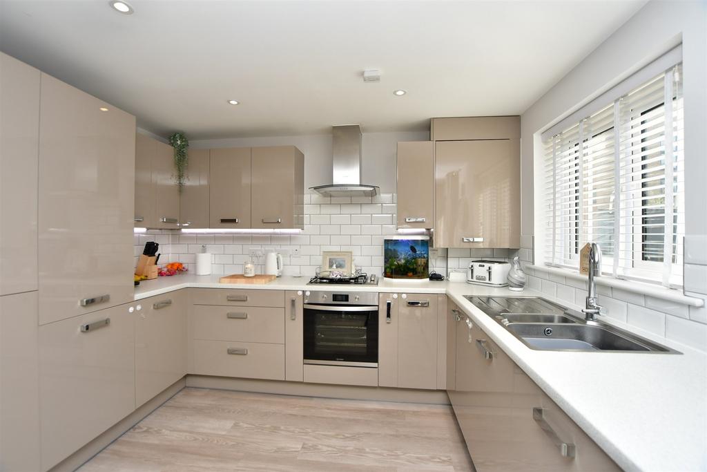 Bond Close, Faversham, Kent 3 bed semidetached house for sale £320,000