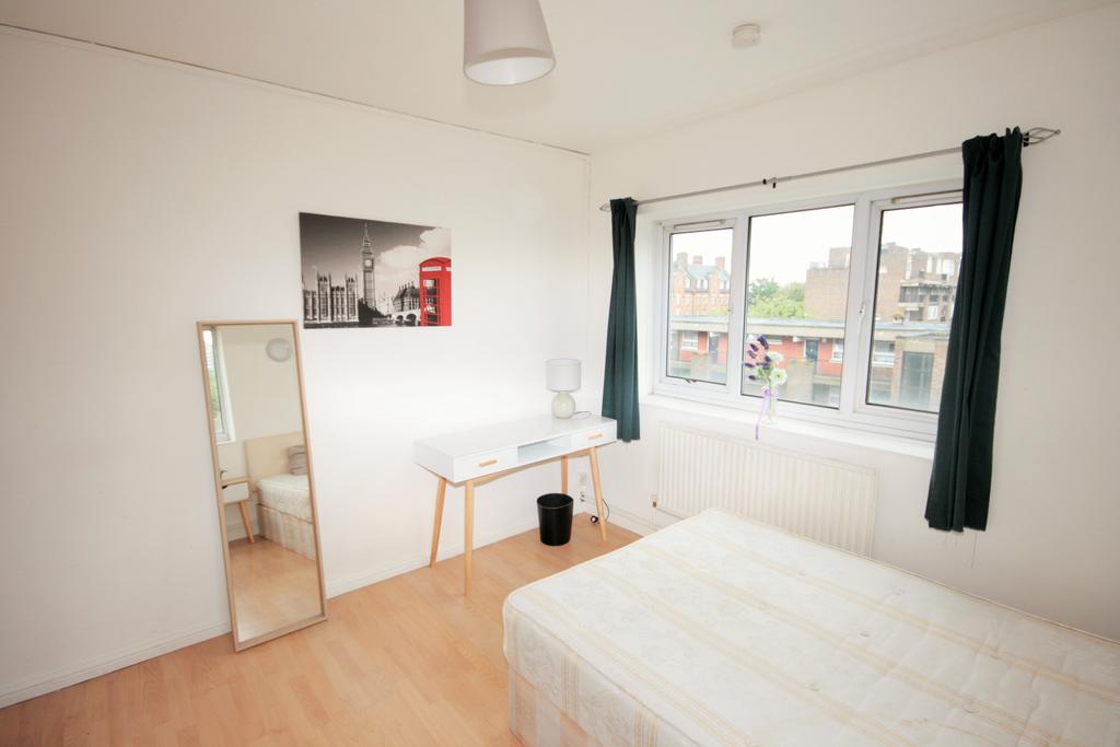 4 Bed Flat Stone Throw from Shadwell Overground a