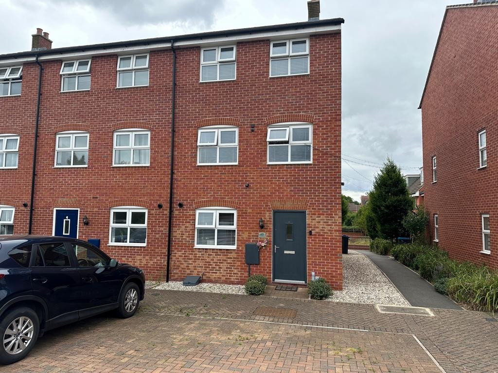Sansome Drive, Hinckley, LE10 4 bed end of terrace house £1,250 pcm