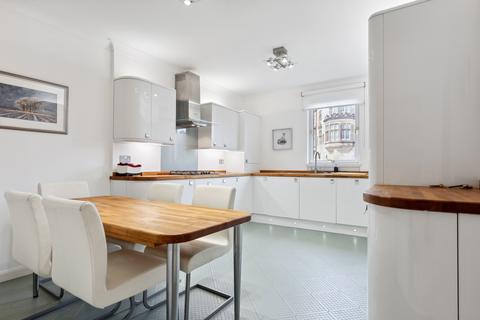 Flat 2/4, 10 Beaconsfield Road, Glasgow, G12 0PW