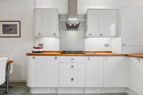 Flat 2/4, 10 Beaconsfield Road, Glasgow, G12 0PW