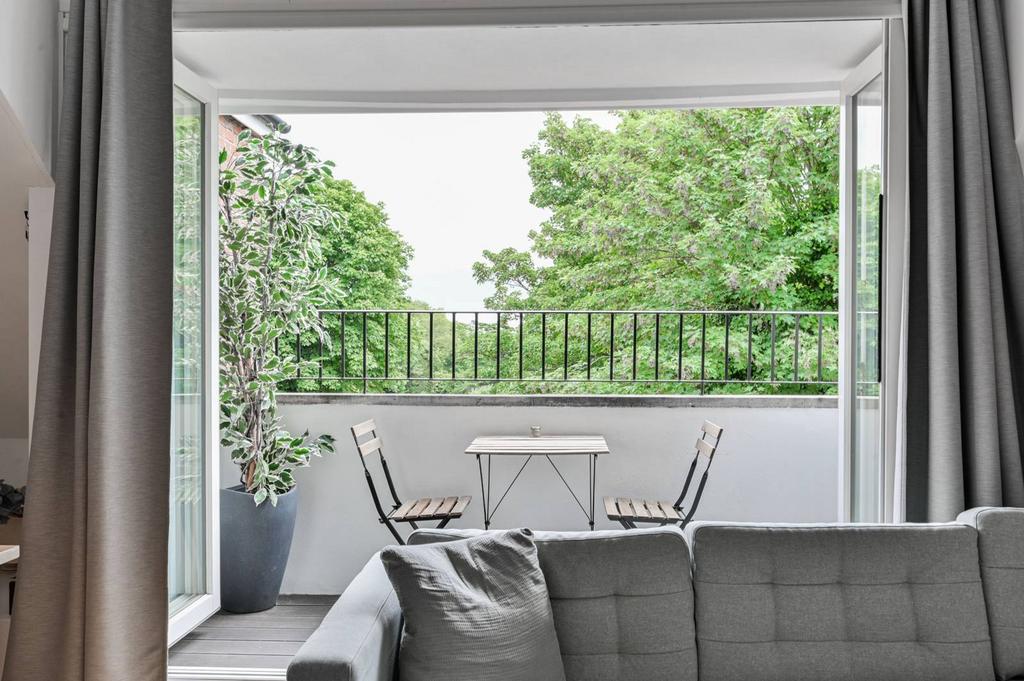 Stanhope Road, Highgate, London, N6 2 bed flat for sale £750,000