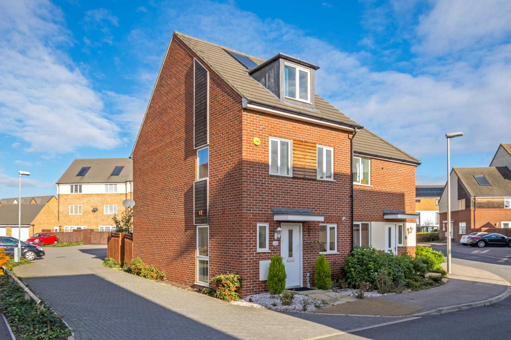 Blythebridge, Milton Keynes MK10 3 bed semidetached house for sale £