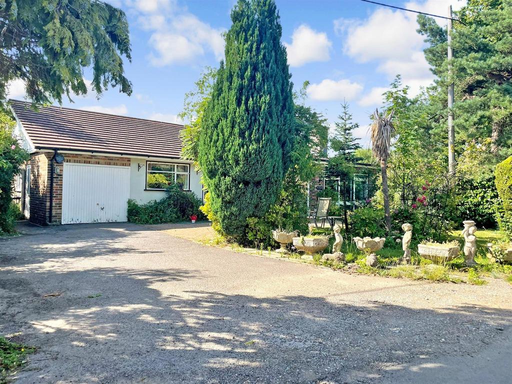 Lone Oak Estate, Smallfield, Horley, Surrey 4 bed detached bungalow for
