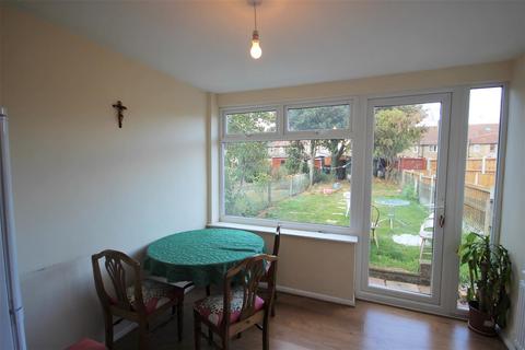 3 bedroom terraced house to rent, Chaplin Road, Dagenham, Essex