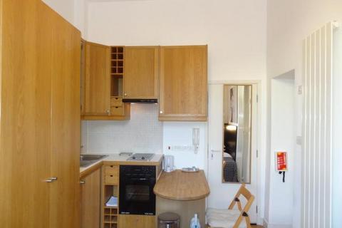 Studio to rent, Cartwright Gardens, Bloomsbury, London, WC1H