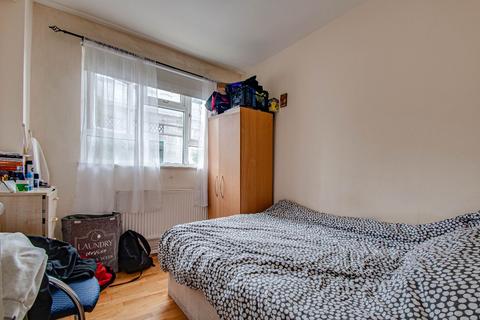 3 bedroom flat to rent, Romford Road, London, E7