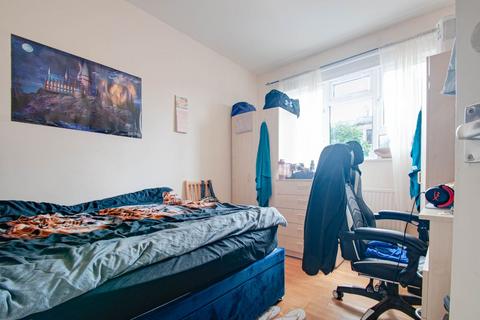 3 bedroom flat to rent, Romford Road, London, E7