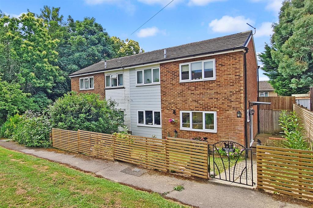 Lealands Drive, Uckfield, East Sussex 3 bed semidetached house for