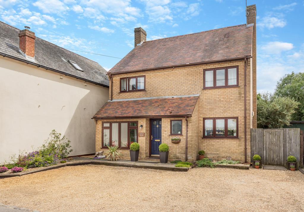 Crowfield, Brackley, Northamptonshire NN13 5TW 4 bed detached house for
