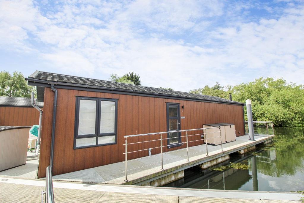 Aquavista Floating Home, Waterside, Priory Marina, Bedford 2 bed