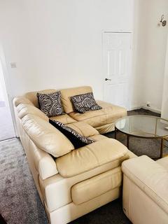 4 bedroom end of terrace house to rent, London Road, Oldham, Greater Manchester, OL1