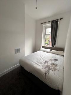 4 bedroom end of terrace house to rent, London Road, Oldham, Greater Manchester, OL1