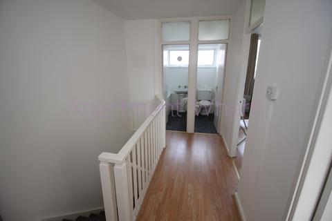 undefined, Tinsley Road    (Stepney Green), London, E1