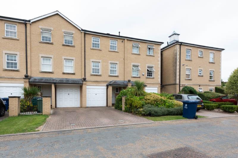 Mandlebrote Drive, Littlemore, Oxford, OX4 4XG 3 bed townhouse £1,800