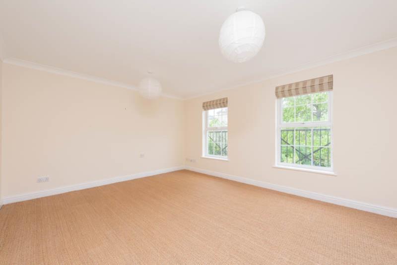 Mandlebrote Drive, Littlemore, Oxford, OX4 4XG 3 bed townhouse £1,800