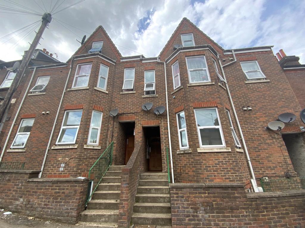 Buxton Road, Luton, Bedfordshire, LU1... 1 bed flat to rent £850 pcm