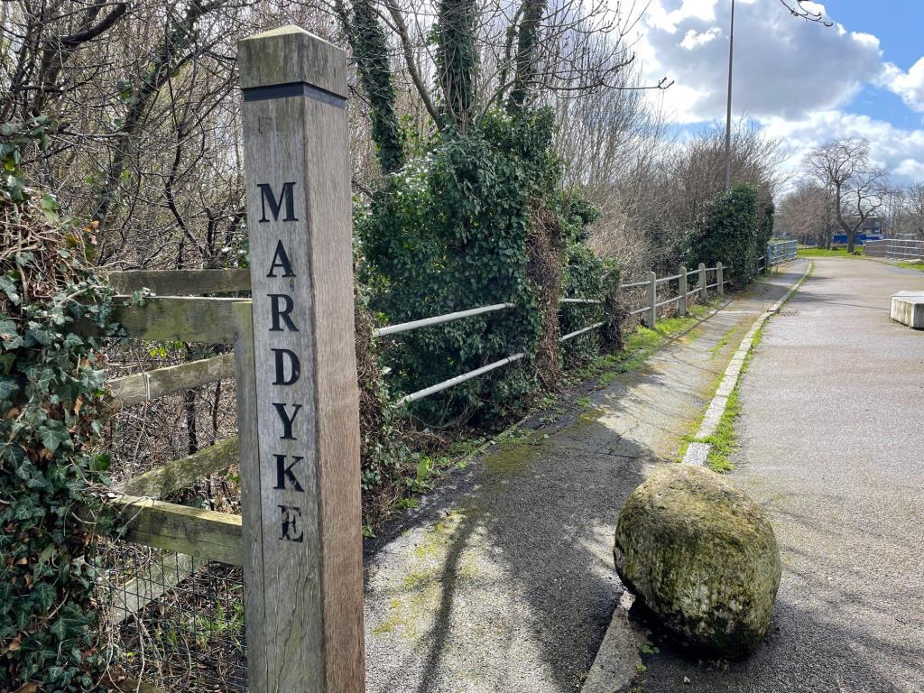 Road and Mardyke River signage