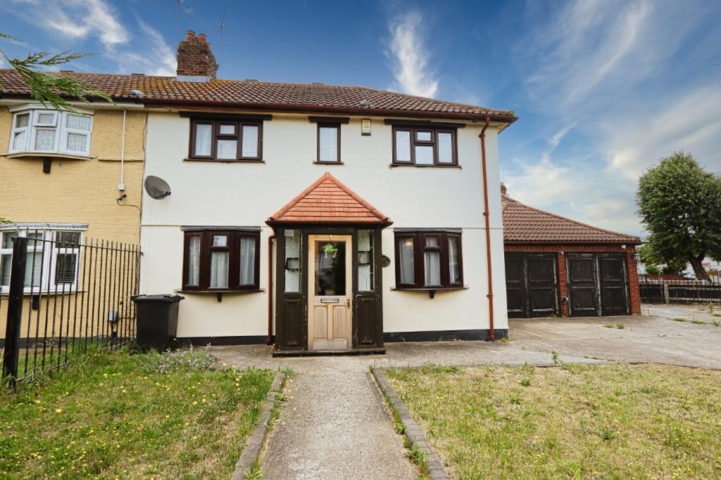 Bellhouse Road, Romford, RM7 3 bed semidetached house £2,000 pcm (£