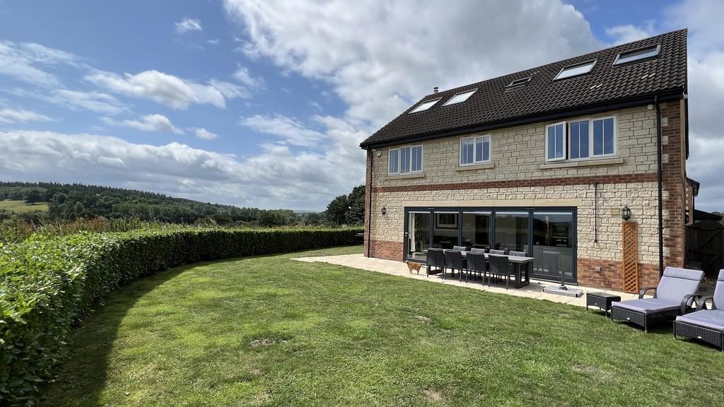 Damask Way, Warminster 5 bed detached house £2,500 pcm (£577 pw)